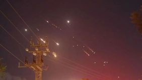 Ibu Kota Iran, Teheran, kembali diguncang gelombang ledakan pada Selasa menyusul pengumuman militer Israel terkait serangan terbarunya. Laporan koresponden Anadolu menyebutkan pesawat-pesawat tempur Israel menargetkan sejumlah lokasi di Teheran.