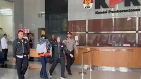 Bupati Pekalongan Fadia Arafiq tampil di hadapan awak media dengan mengenakan rompi oranye Komisi Pemberantasan Korupsi (KPK), yang mengindikasikan dirinya telah ditetapkan sebagai tersangka oleh lembaga antirasuah tersebut.