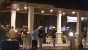 Wakil Presiden Gibran Rakabuming Raka terlihat satu kendaraan dengan Presiden ke-7 RI Joko Widodo setelah keduanya menghadiri agenda Silaturahmi dan Diskusi Kebangsaan bersama Presiden Prabowo