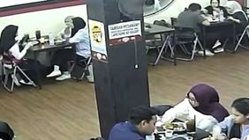 Beredar rekaman CCTV momen maling mengambil tas milik pelanggan di warung makan Praz Teguh di kawasan Depok Jawa Barat.