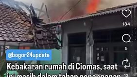 Belum diketahui penyebab kebakaran tersebut  Peristiwa tersebut gegerkan warga sekitar.