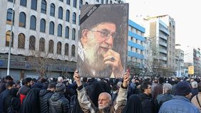 Mojtaba Khamenei, putra dari mendiang Ali Khamenei yang tewas dalam serangan gabungan Amerika Serikat dan Israel pada Sabtu, 28 Februari 2026, dikabarkan menjadi kandidat terdepan untuk menduduki posisi Pemimpin Tertinggi Iran yang baru.