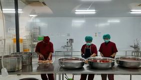 Wakil Kepala Badan Gizi Nasional (BGN) Nanik Sudaryati Deyang meminta para kepala daerah untuk ikut mengawasi menu program Makan Bergizi Gratis (MBG) yang diproduksi di Satuan Pelayanan Pemenuhan Gizi (SPPG) di wilayah masing-masing.