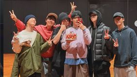 Lagu utama "SWIM&rdquo; yang digambarkan sebagai lagu pop alternatif tentang menghadapi tantangan hidup. Pemimpin sekaligus rapper grup, RM, ikut menulis liriknya.