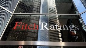Lembaga pemeringkat global Fitch Ratings merevisi outlook atau prospek peringkat utang Indonesia dari stabil menjadi negatif.
