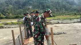 Tentara Nasional Indonesia (TNI) hadir di garda terdepan untuk membantu pemulihan wilayah pascabencana di wilayah Aceh. Para prajurit dan masyarakat kompak membangun jembatan yang rusak imbas bencana banjir lalu.
