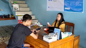 Berbekal kedekatan dengan warga dan pengalamannya sebagai pedagang, ia melihat bahwa kebutuhan masyarakat tidak hanya sebatas barang konsumsi dan sarana pertanian, tetapi juga layanan keuangan yang mudah dijangkau.