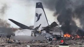 Sebuah insiden serius mengguncang kawasan selatan Iran ketika sebuah pesawat komersial milik Iran Air yang tengah terparkir di Bushehr dilaporkan hancur oleh serangan yang diduga dilakukan bersama oleh Amerika Serikat dan Israel pada Selasa (3/3).