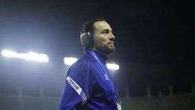 Gelandang Persib Bandung, Marc Klok mengajak rekan-rekan setimnya segera melupakan hasil imbang saat menghadapi Persebaya Surabaya.