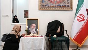 Pemerintah Iran membentuk sebuah badan kepemimpinan sementara yang terdiri dari tiga orang untuk mengelola pemerintahan setelah wafatnya Pemimpin Tertinggi Ayatollah Ali Khamenei, hingga pemimpin baru resmi dipilih.