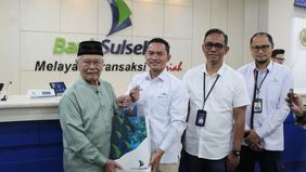 Komisaris Independen PT TASPEN, Ariawan, melakukan peninjauan langsung terhadap proses penyaluran Tunjangan Hari Raya (THR) kepada para pensiunan di Makassar.