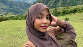 Selebgram Oklin Fia menceritakan kekesalannya saat diajak check in oleh pesepak bola Indonesia melalui pesan singkat sosial media.