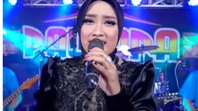 Anisa Rahma membawakan lagu Terhanyut Dalam Kemesraan.