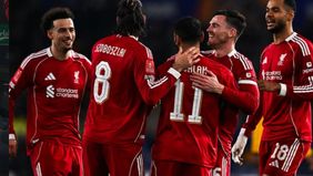 Liverpool tampil dominan sepanjang babak pertama. Meski demikian, hingga turun minum kedua tim masih bermain imbang tanpa gol.