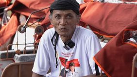 Usianya sudah 60 tahun. Fisiknya sudah tak sekuat saat muda. Pinggangnya kerap nyeri saat mengayuh becak membawa penumpang.