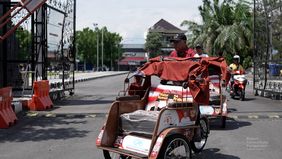 Paimin (62) sudah sekitar 25 tahun menarik becak pancal di Kabupaten Blitar. Setiap hari ia mengandalkan tenaga kaki untuk mengayuh becaknya menyusuri jalan dan pasar demi mencari penumpang. Namun pekerjaan itu bukan perkara ringan, terutama di usia 