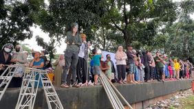 Banyaknya orang yang menghadiri pemakaman sampai membuat kemacetan di lokasi