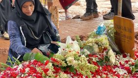 Sejumlah public figure hadir di pemakaman penyanyi itu