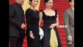 Aksi ini dilakukan Zhang Jingyi di festival film internasional