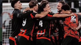 Inter terus menggempur Milan, tetapi upaya-upaya Nerazzuri gagal membobol gawang tuan rumah yang dijaga kiper Mike Maignan.