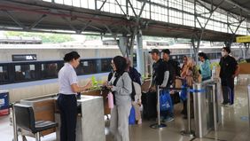 Minat masyarakat menggunakan kereta api saat mudik terus meningkat. PT Kereta Api Indonesia (Persero) melalui KAI Daop 1 Jakarta mencatat lebih dari 719 ribu tiket kereta api jarak jauh telah terjual selama periode Angkutan Lebaran 2026.