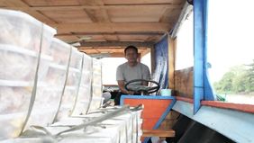 Perjalanan distribusi Makan Bergizi Gratis (MBG) tidak selalu mudah. Di wilayah Gandus, Palembang, sebagian makanan bergizi untuk anak-anak harus menempuh jalur sungai menggunakan perahu kecil.