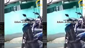 Menurut informasi yang didapat dari Badan Penanggulangan Bencana Daerah (BPBD) DKI Jakarta menjelaskan longsor tersebut dipicu dari hujan dengan intensitas sedang yang membuat kondisi tanah menjadi labil.