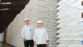 Perum BULOG memastikan ketersediaan stok pangan pokok, khususnya beras dan minyak goreng dalam kondisi sangat aman dan mencukupi untuk memenuhi kebutuhan masyarakat hingga akhir tahun. Oleh karena itu, masyarakat diimbau untuk tetap tenang dan tidak 