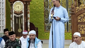 Komisi Pemberantasan Korupsi (KPK) membawa sembilan orang ke Gedung Merah Putih KPK, Jakarta, setelah terjaring dalam operasi tangkap tangan (OTT) yang melibatkan Bupati Rejang Lebong Muhammad Fikri Thobari dan Wakil Bupati Rejang Lebong Hendri.