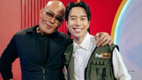 Deddy Corbuzier meminta izin untuk melepas alat pelacak kesehatan yang terkoneksi ke Vidi Aldiano.