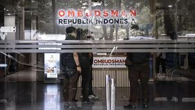Kejaksaan Agung (Kejagung) menyita sejumlah dokumen dan barang bukti elektronik saat melakukan penggeledahan di kantor Ombudsman RI serta kediaman anggota Ombudsman RI, Yeka Hendra Fatika, pada Senin 9 Maret 2026.