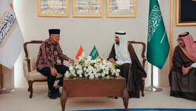 Menteri Haji dan Umrah Mochamad Irfan Yusuf menyampaikan bahwa Pemerintah Arab Saudi memastikan jamaah masih dapat menjalankan ibadah umrah dengan aman meskipun situasi geopolitik di kawasan Timur Tengah sedang memanas.
