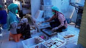 Program Makan Bergizi Gratis (MBG) turut memberi dampak ekonomi bagi pelaku usaha kecil di daerah. Di Sukoharjo, Jawa Tengah, program ini membantu Pabrik Roti dan Kue Permata, sebuah usaha roti rumahan, meningkatkan produksi sekaligus membuka peluang