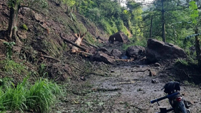 Bencana tanah longsor kembali terjadi di jalur menuju Desa Tempur setelah tebing setinggi sekitar 100 meter longsor dan menutup akses jalan warga.