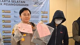 Seorang pria berinisial BAS (54) ditemukan tewas dengan luka tembak di bagian kepala di sebuah rumah di Jalan Deplu I RT 001/RW 03, Kelurahan Bintaro, Kecamatan Pesanggrahan, Jakarta Selatan, Jumat 6 Maret 2026.