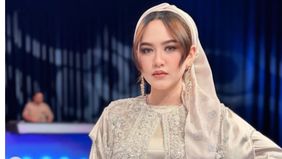 Happy Asmara dikenal dengan suara merdunya.