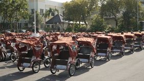 Menarik becak telah menjadi aktivitas sehari-hari bagi Parno (68) sejak 1987. Sejak saat itu, becak kayuh (ontel) menjadi sarana andalannya untuk mencari nafkah.