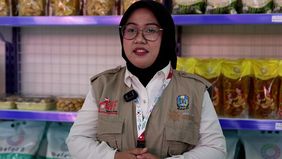Dalam sebuah panggung pertunjukan, tak semua harus tampil di depan sebagai aktor. Ada orang-orang di belakang layar yang juga menjadi penopang kesuksesan pertunjukan.