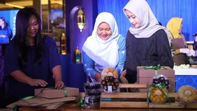 PNM Bersama Para jurnalis Turut Terlibat Dalam Kegiatan Membuat Kue Lebaran Yang Nantinya Akan Diserahkan Kepada Penghuni Panti.