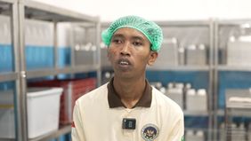 Saat aktivitas dapur program Makan Bergizi Gratis (MBG) belum dimulai, Rohmat Riyadi (24) dengan teliti menyapu setiap sudut ruangan fasilitas Satuan Pelayanan Pemenuhan Gizi (SPPG) di Desa Grajegan, Kecamatan Tawangsari, Kabupaten Sukoharjo, Jawa Te