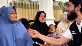 Tiga bulan setelah banjir bandang menghanyutkan rumah dan seluruh harta bendanya, seorang nenek di Aceh Tamiang kini kembali tersenyum. Rumah yang sempat hilang tersapu banjir itu kini tengah dibangun kembali.