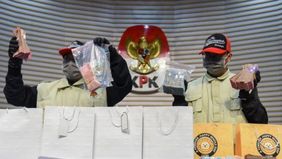 Komisi Pemberantasan Korupsi (KPK) resmi menetapkan Bupati Cilacap Syamsul Auliya Rachman dan Sekretaris Daerah Kabupaten Cilacap Sadmoko Danardono sebagai tersangka dalam kasus dugaan korupsi berupa pemerasan untuk pengumpulan dana tunjangan hari ra