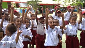 Badan Pengelola Investasi Daya Anagata Nusantara (Danantara Indonesia) bersama PT PLN (Persero) menyalurkan bantuan paket perlengkapan sekolah kepada 5.000 anak di Provinsi Kalimantan Barat, Sulawesi Tenggara, dan Papua Selatan. Bantuan ini merupakan