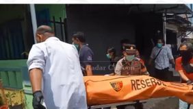 Seorang saksi bernama Adam mengungkapkan, pada Senin pagi tercium bau bangkai dari kamar kos nomor 6.