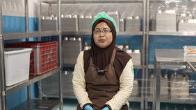 Suasana sibuk sudah mulai terasa di Satuan Pelayanan Pemenuhan Gizi (SPPG) di Desa Grajegan, Kecamatan Tawangsari, Kabupaten Sukoharjo, Jawa Tengah, sejak pagi hari. Dengan mengenakan masker dan penutup kepala, belasan orang terlihat tengah mengemas 