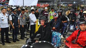 Menteri Perhubungan (Menhub) Dudy Purwagandhi memastikan kelancaraan pengelolaan arus penyeberangan Jawa-Sumatra, baik kendaraan angkutan barang maupun penumpang.