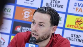 Persib Bandung harus puas berbagi angka setelah bermain imbang 1-1 melawan Borneo FC pada laga tunda pekan ke-21 Super League musim 2025/26. Pertandingan tersebut berlangsung di Stadion Segiri, Samarinda, Minggu, 15 Maret 2026.