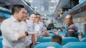 Sekretaris Kabinet Teddy Indra Wijaya melakukan peninjauan langsung terhadap layanan kereta api kerakyatan menjelang arus mudik Lebaran 2026.