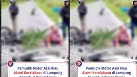 Seorang pria terlihat tergeletak tak berdaya di tengah jalan dan ditutupi dedaunan. Tak jauh dari lokasi, seorang wanita tampak duduk lemas di pinggir jalan sambil menangis histeris.