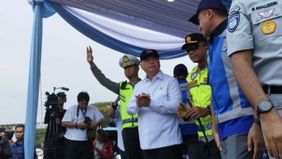 Menteri Perhubungan Dudy Purwagandhi meresmikan pemberlakuan rekayasa lalu lintas satu arah (one way) nasional di Tol Trans Jawa pada H-3 Lebaran 2025. Kebijakan ini dimulai dari KM 70 Gerbang Tol Cikampek Utama, Jawa Barat, hingga KM 414.